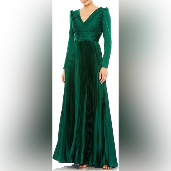 Mac Duggal Dresses & Skirts - Mac Duggal NWT Pleated Long Sleeve V-Neck Gown Size 8 emerald green Satin Puff